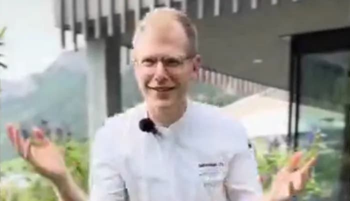 Sebastian Titz bei der Kräutertour im Garten des Restaurant PINOT in Fläsch